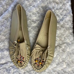 Tan Leather Beaded Ladies Size 9 Moccasins Slip On casual Shoes